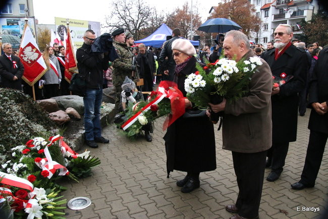 Wspólne śpiewanie pieśni pod pomnikiem (zdjęcia)