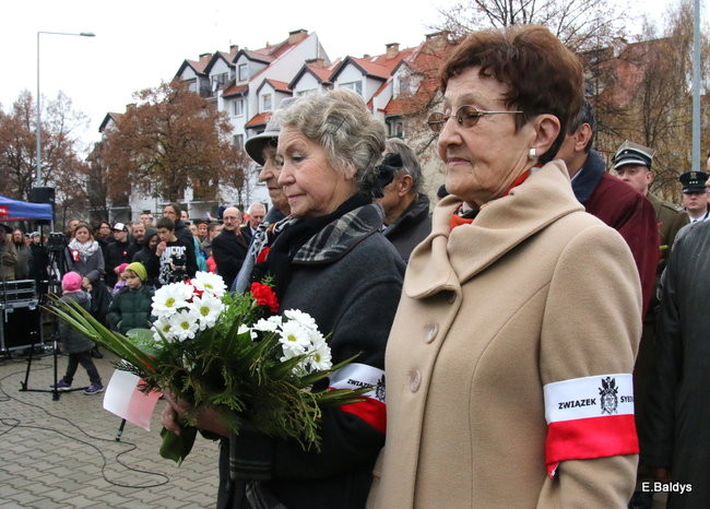Wspólne śpiewanie pieśni pod pomnikiem (zdjęcia)