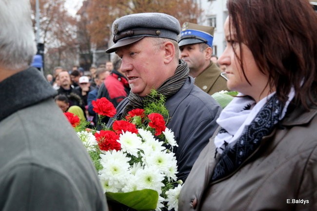 Wspólne śpiewanie pieśni pod pomnikiem (zdjęcia)