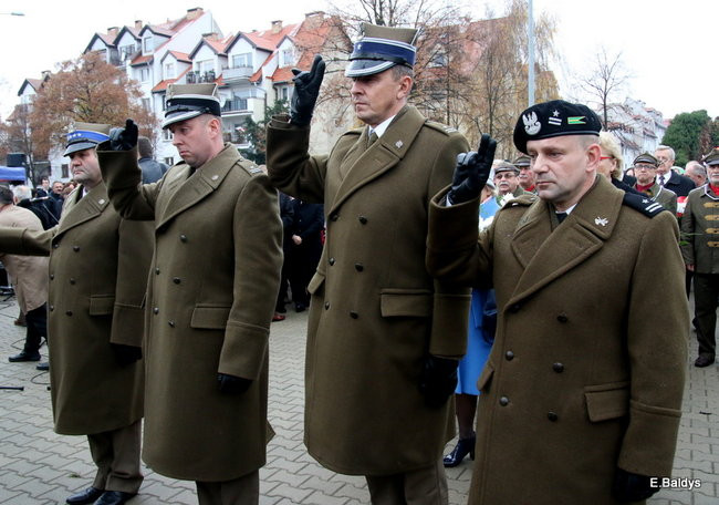 Wspólne śpiewanie pieśni pod pomnikiem (zdjęcia)