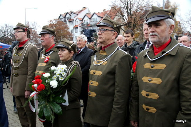 Wspólne śpiewanie pieśni pod pomnikiem (zdjęcia)