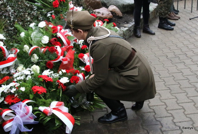 Wspólne śpiewanie pieśni pod pomnikiem (zdjęcia)
