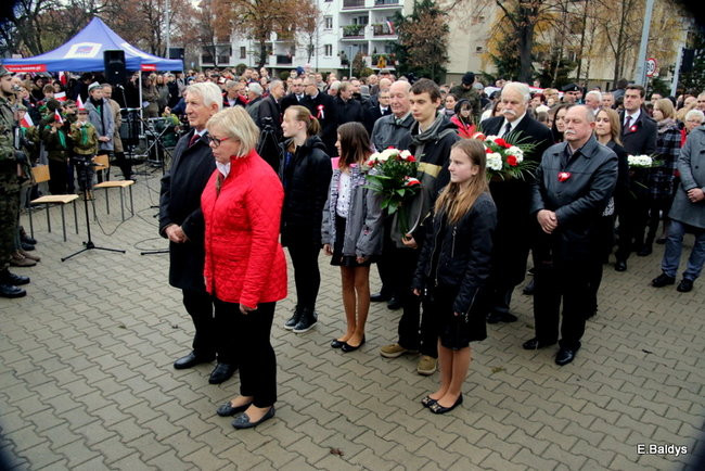 Wspólne śpiewanie pieśni pod pomnikiem (zdjęcia)