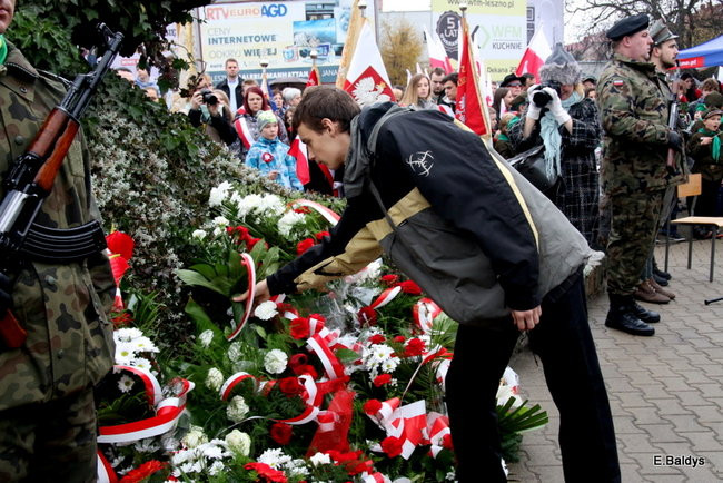 Wspólne śpiewanie pieśni pod pomnikiem (zdjęcia)