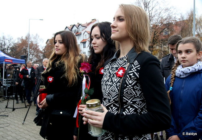 Wspólne śpiewanie pieśni pod pomnikiem (zdjęcia)