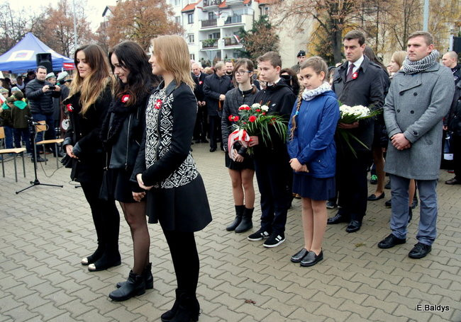 Wspólne śpiewanie pieśni pod pomnikiem (zdjęcia)