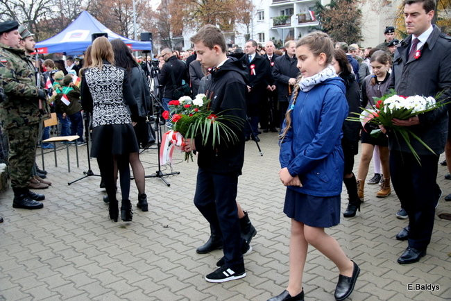 Wspólne śpiewanie pieśni pod pomnikiem (zdjęcia)