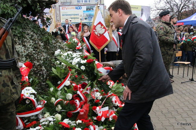 Wspólne śpiewanie pieśni pod pomnikiem (zdjęcia)