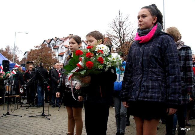 Wspólne śpiewanie pieśni pod pomnikiem (zdjęcia)