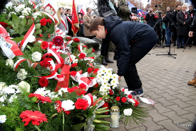 Wspólne śpiewanie pieśni pod pomnikiem (zdjęcia)