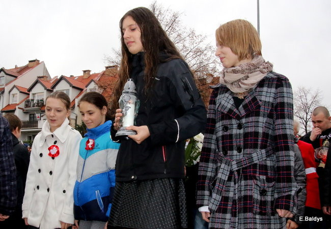 Wspólne śpiewanie pieśni pod pomnikiem (zdjęcia)