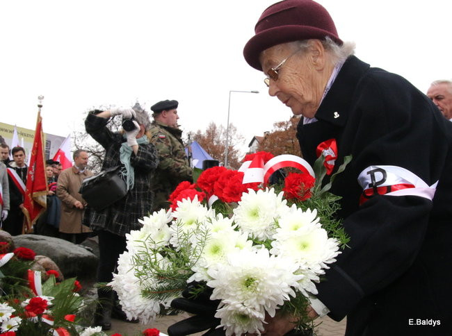 Wspólne śpiewanie pieśni pod pomnikiem (zdjęcia)
