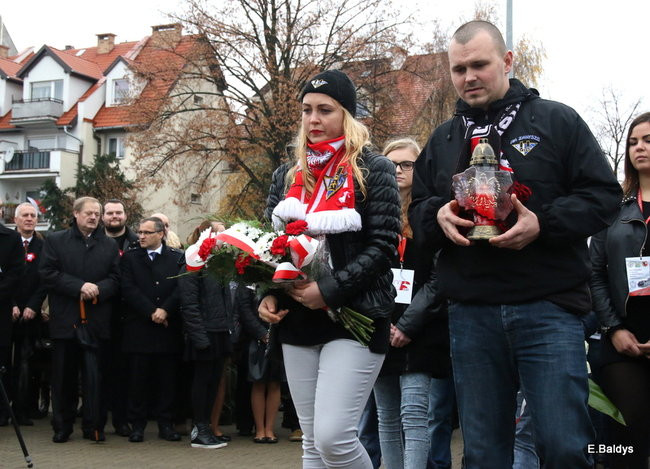 Wspólne śpiewanie pieśni pod pomnikiem (zdjęcia)