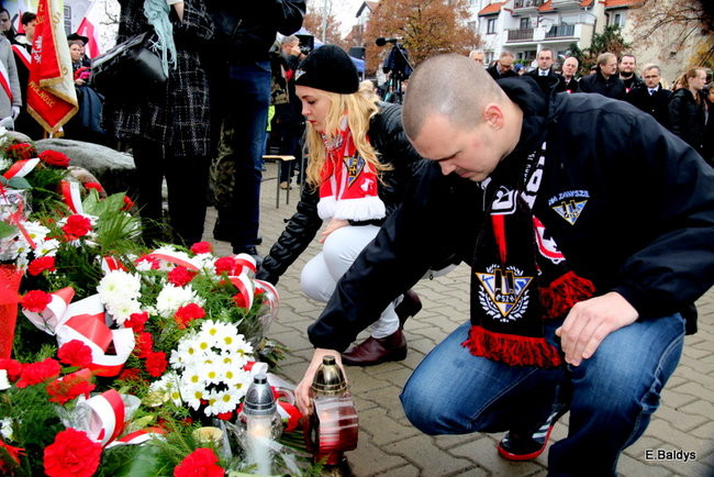 Wspólne śpiewanie pieśni pod pomnikiem (zdjęcia)