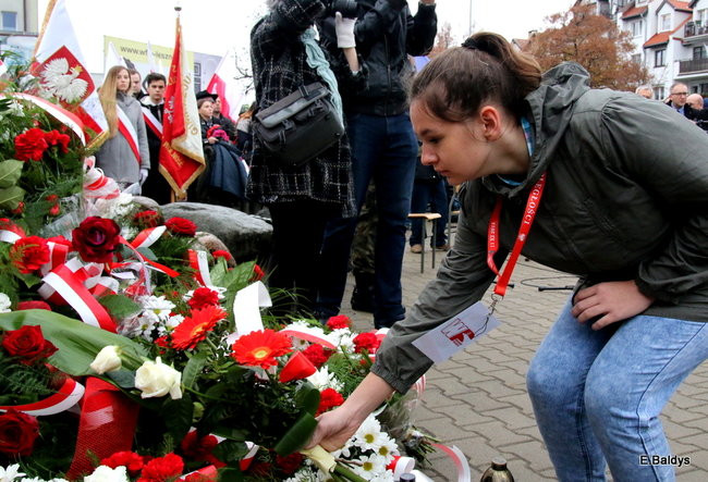 Wspólne śpiewanie pieśni pod pomnikiem (zdjęcia)