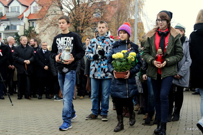 Wspólne śpiewanie pieśni pod pomnikiem (zdjęcia)