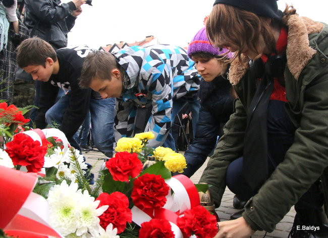 Wspólne śpiewanie pieśni pod pomnikiem (zdjęcia)