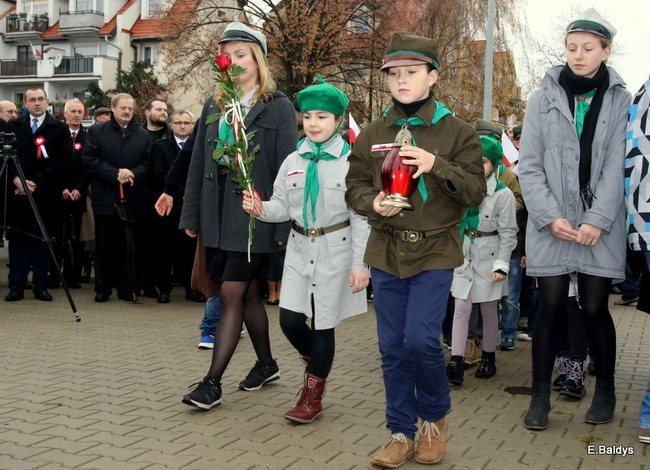 Wspólne śpiewanie pieśni pod pomnikiem (zdjęcia)