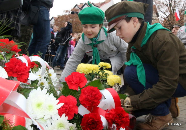 Wspólne śpiewanie pieśni pod pomnikiem (zdjęcia)