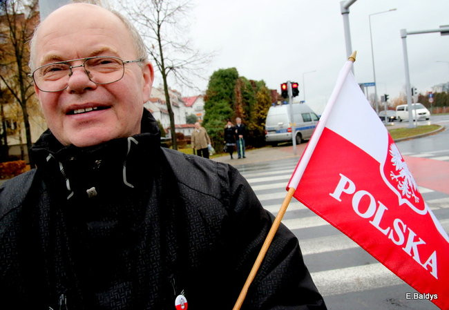 Wspólne śpiewanie pieśni pod pomnikiem (zdjęcia)
