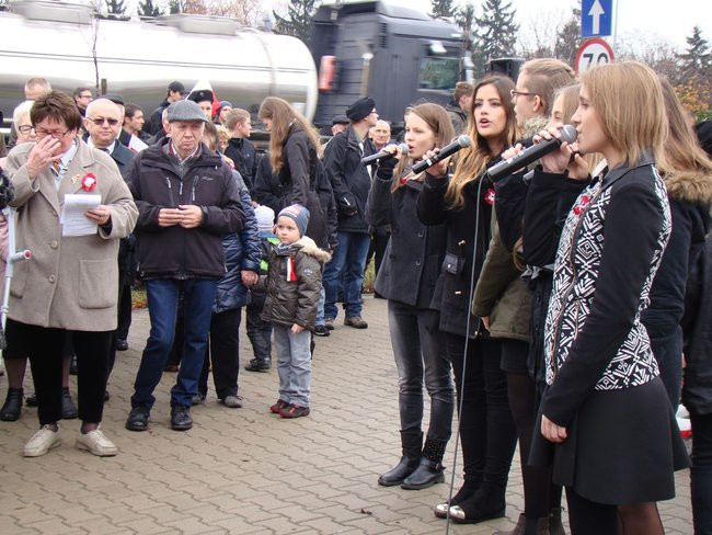 Wspólne śpiewanie pieśni pod pomnikiem (zdjęcia)