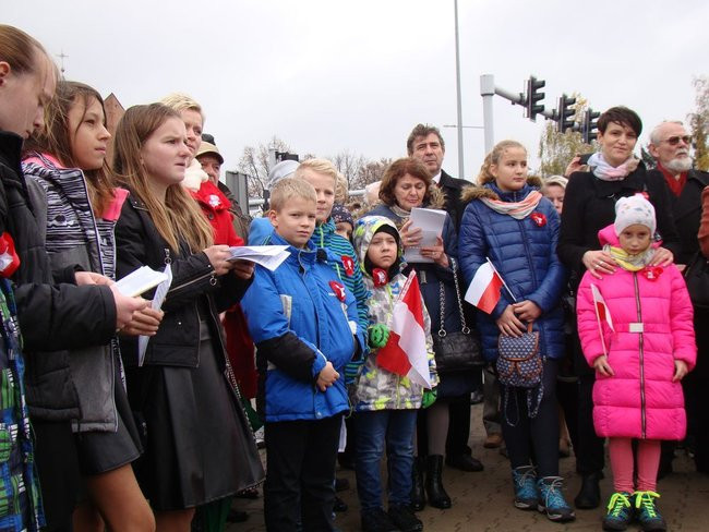 Wspólne śpiewanie pieśni pod pomnikiem (zdjęcia)