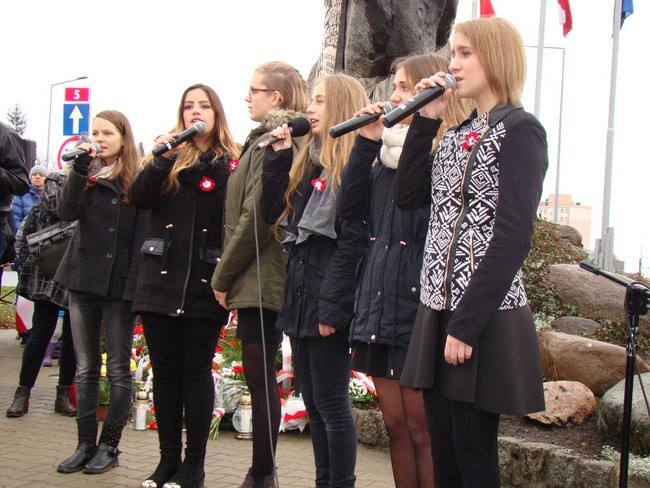 Wspólne śpiewanie pieśni pod pomnikiem (zdjęcia)