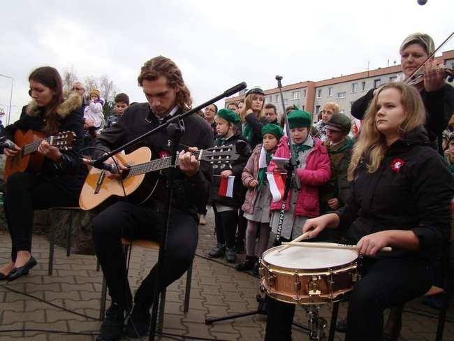 Wspólne śpiewanie pieśni pod pomnikiem (zdjęcia)