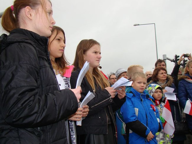Wspólne śpiewanie pieśni pod pomnikiem (zdjęcia)