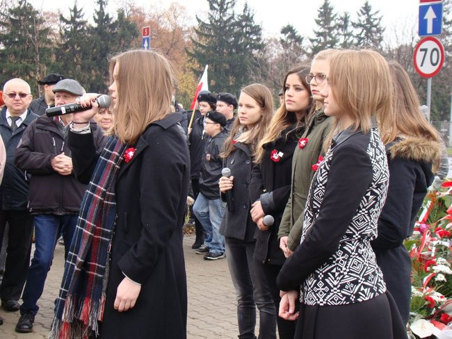 Wspólne śpiewanie pieśni pod pomnikiem (zdjęcia)
