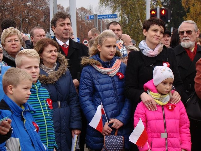 Wspólne śpiewanie pieśni pod pomnikiem (zdjęcia)