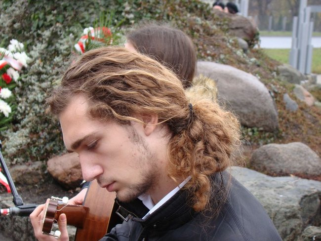 Wspólne śpiewanie pieśni pod pomnikiem (zdjęcia)