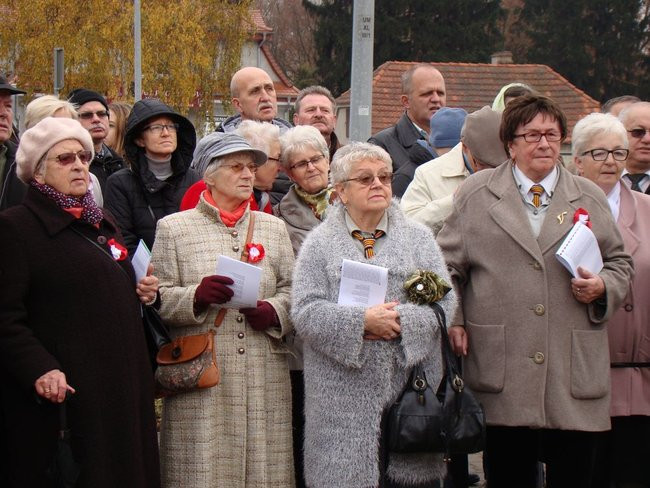 Wspólne śpiewanie pieśni pod pomnikiem (zdjęcia)
