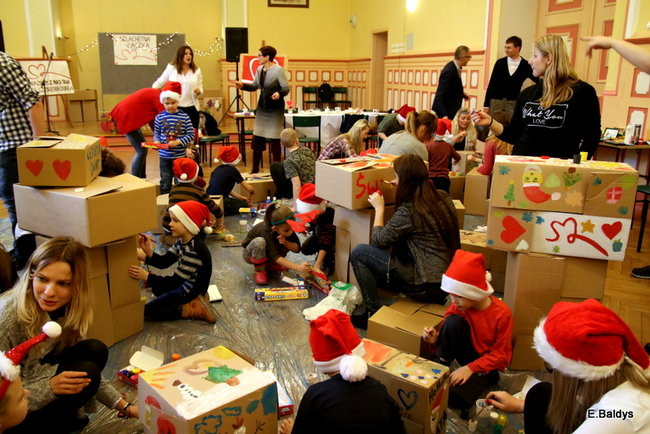 Wielkie malowanie Szlachetnych Paczek (zdjęcia)