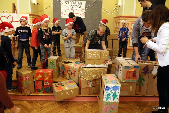 Wielkie malowanie Szlachetnych Paczek (zdjęcia)