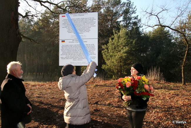 Tablice odsłonięte (zdjęcia)