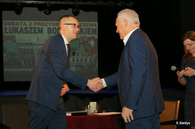 Prezydent pod ostrzałem (zdjęcia)