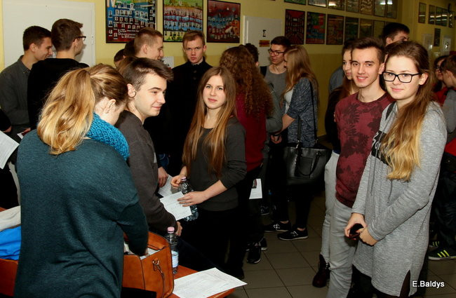 Szkolna kolejka do oddania krwi ( zdjęcia)