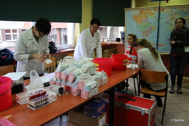 Szkolna kolejka do oddania krwi ( zdjęcia)