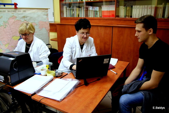 Szkolna kolejka do oddania krwi ( zdjęcia)