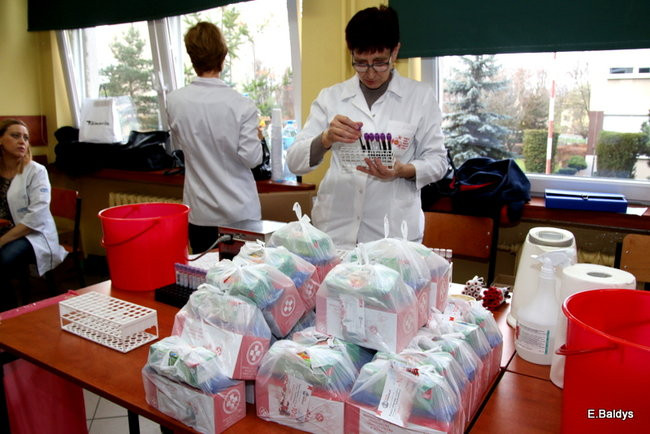 Szkolna kolejka do oddania krwi ( zdjęcia)