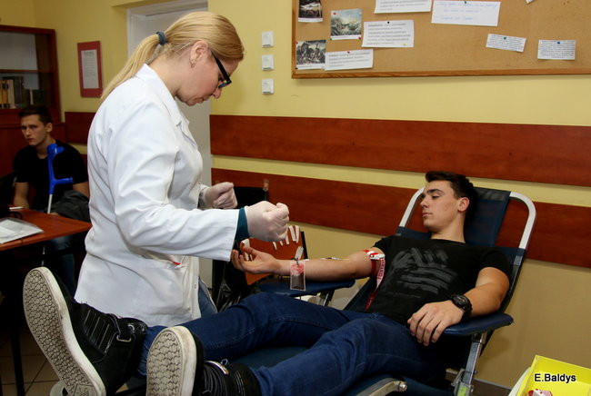 Szkolna kolejka do oddania krwi ( zdjęcia)