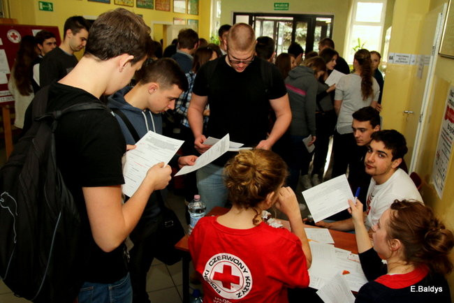 Szkolna kolejka do oddania krwi ( zdjęcia)