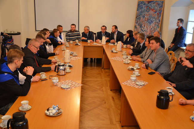 Byki odwiedziły radnych (zdjęcia)