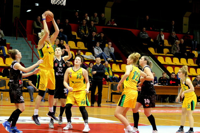 Słaby mecz koszykarek (zdjęcia)