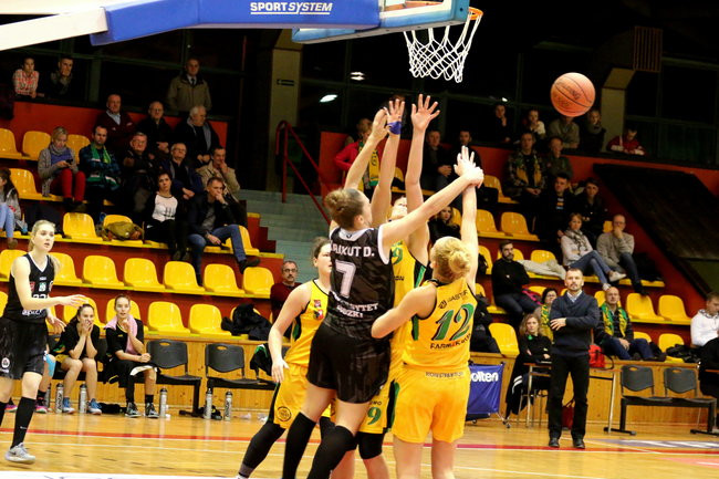 Słaby mecz koszykarek (zdjęcia)