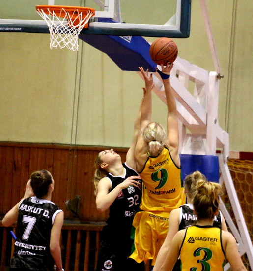 Słaby mecz koszykarek (zdjęcia)