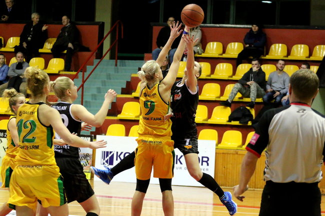 Słaby mecz koszykarek (zdjęcia)