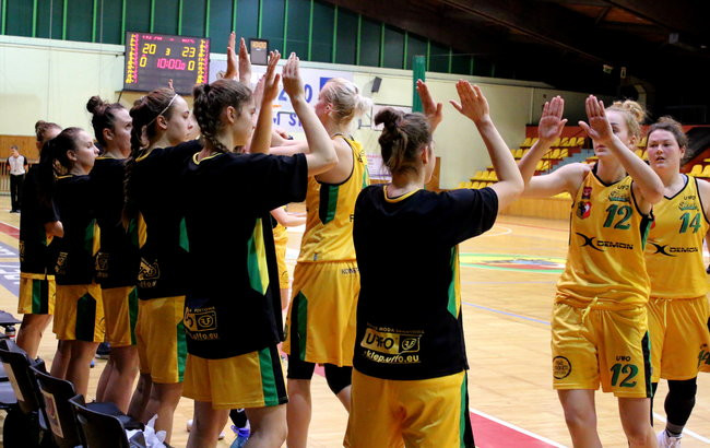 Słaby mecz koszykarek (zdjęcia)