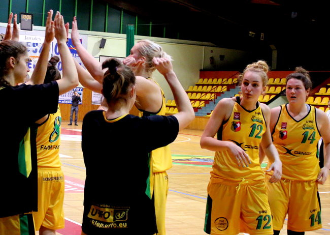 Słaby mecz koszykarek (zdjęcia)